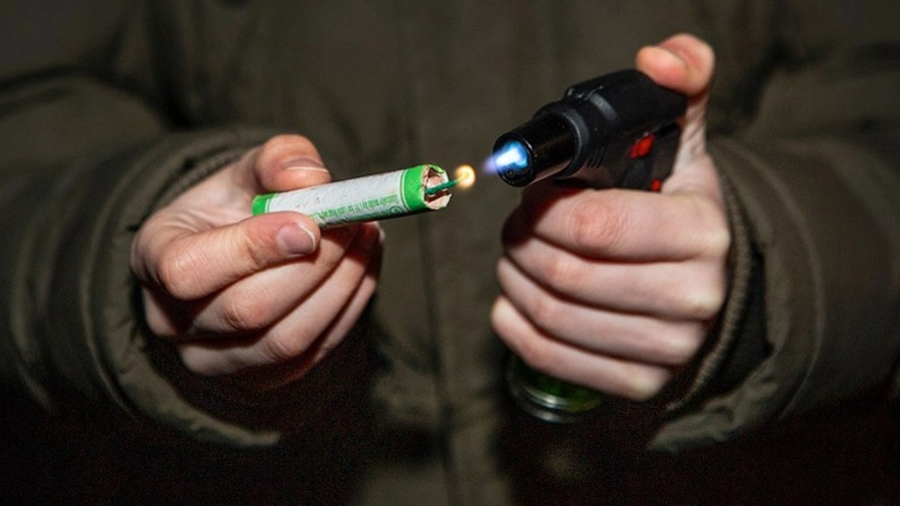 Ravage nadat vuurwerk door brievenbus wordt gegooid