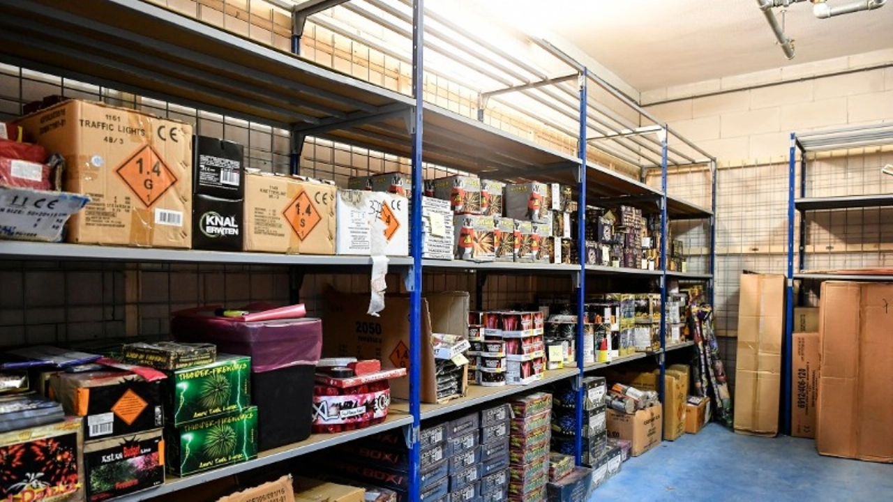 120 kilo vuurwerk in beslag genomen bij inval in woning