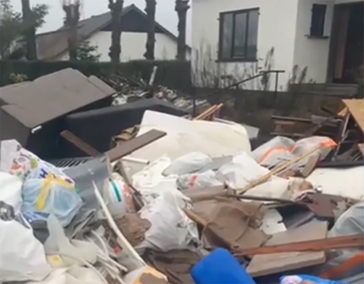 Verpleegster vindt tonnen afval in tuin: 'Ik kan alleen maar huilen'