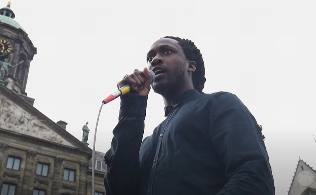 OM vervolgt Akwasi niet voor oude opruiende tweets