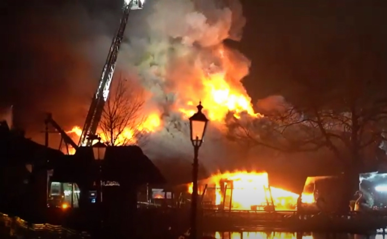 Uitslaande brand in theatergebouw Plaswijckpark zeer waarschijnlijk aangestoken