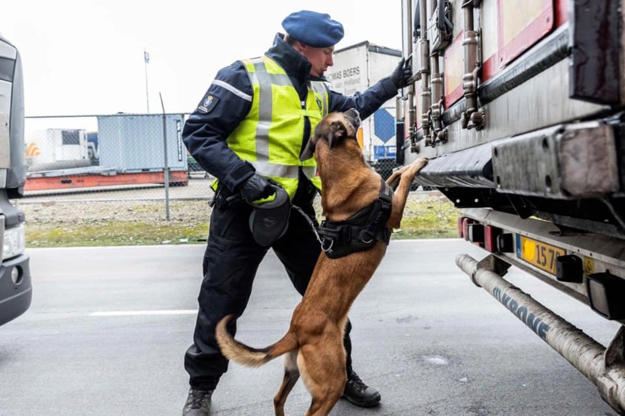 Marechaussee ontdekt drie illegalen in trailer