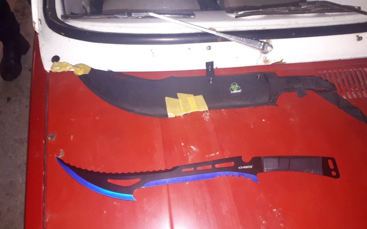 Politie bezorgd over jongeren met enorme messen op straat