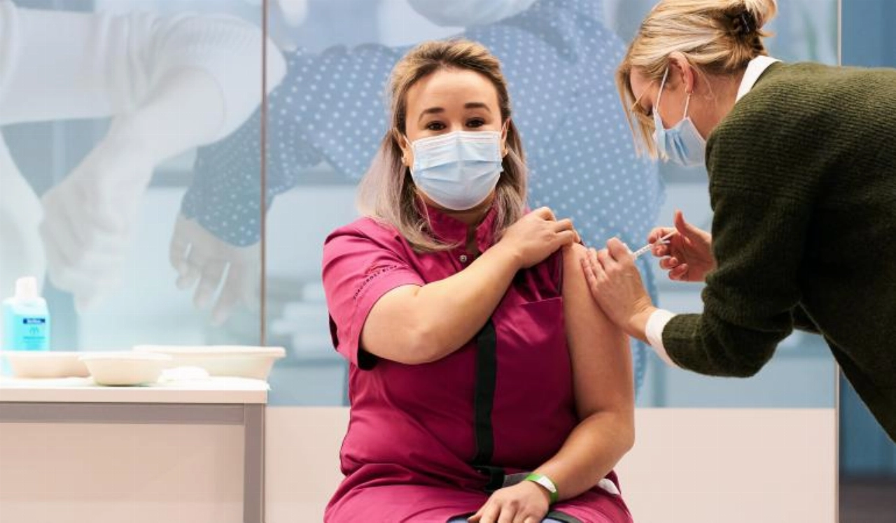 Eerste coronavaccinatie toegediend bij GGD-priklocatie Veghel