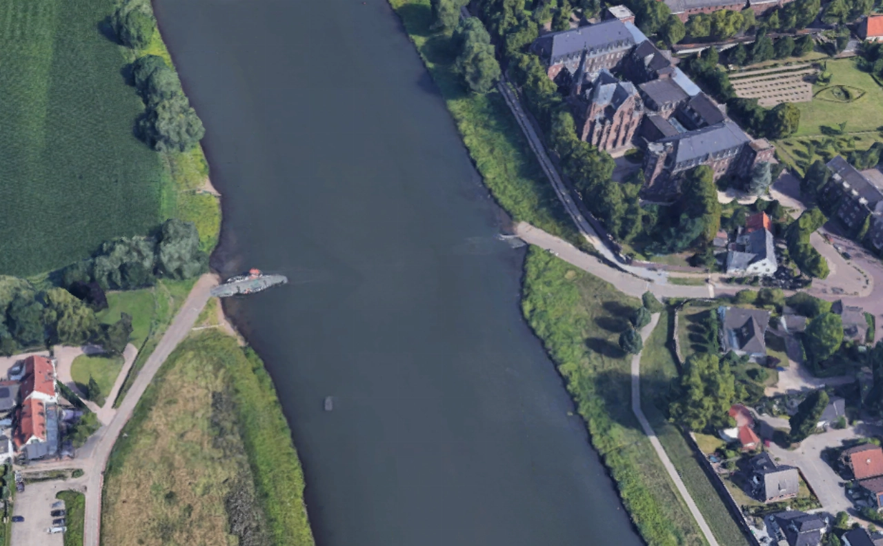 Dronken schipper ramt veerpont op de Maas