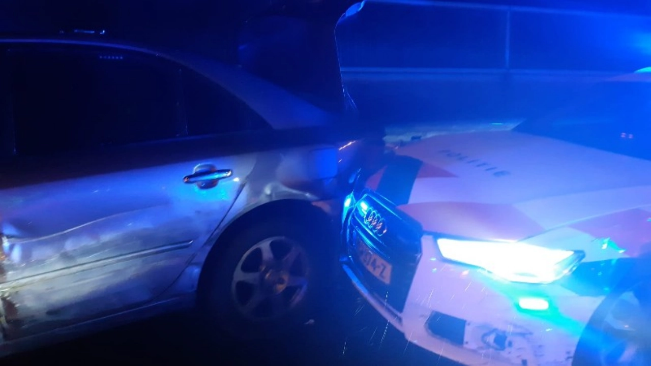 Franse automobilist ramt meerdere politieauto's