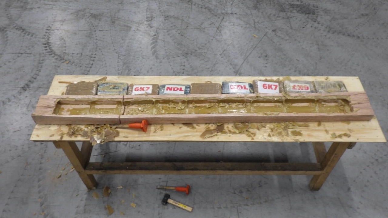 Douane vindt 695 kilo coca&iuml;ne in container met hardhout