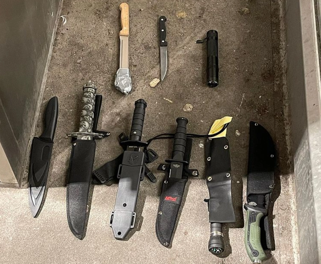 Tien wapens gevonden in metro, drie jongens aangehouden