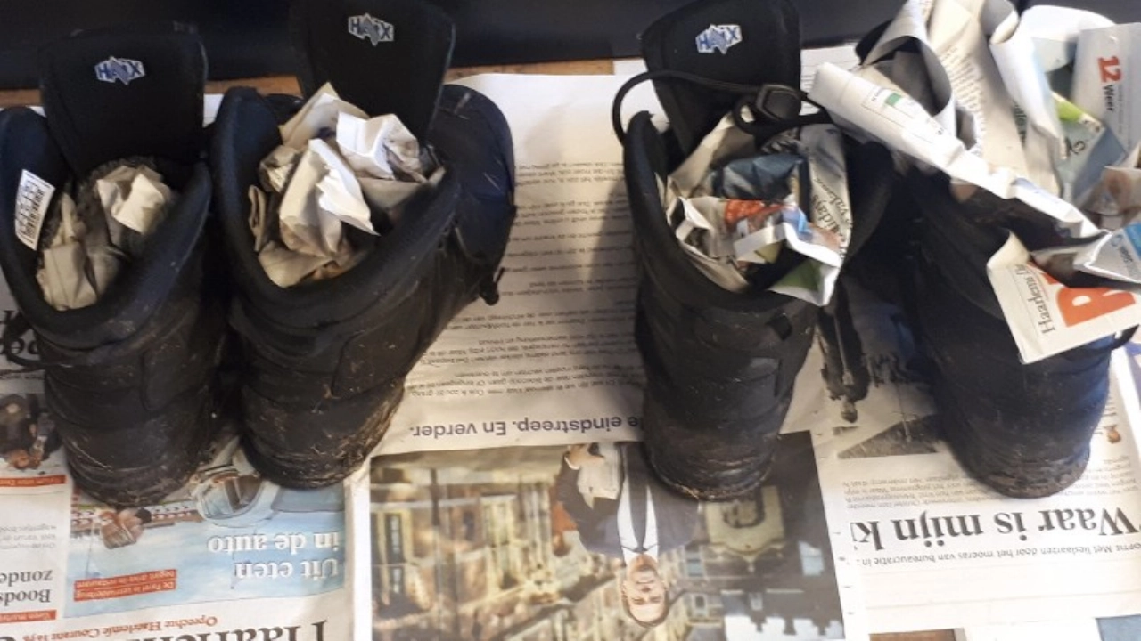 Man klem in te water geraakte auto, politie en brandweer brengen redding