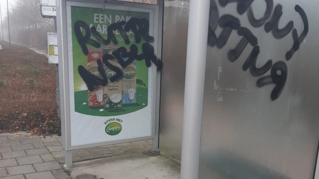 Politie onderzoekt beledigende teksten