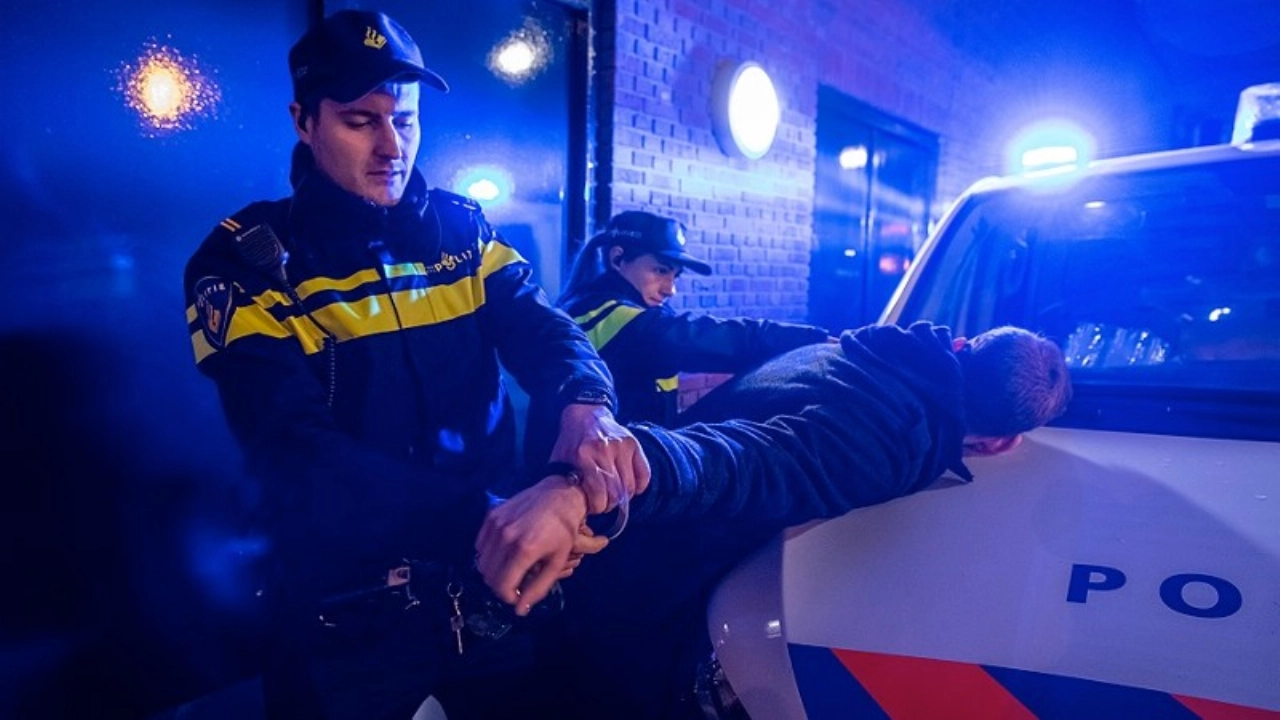Agent bij de keel gegrepen, andere agent krijgt kopstoot