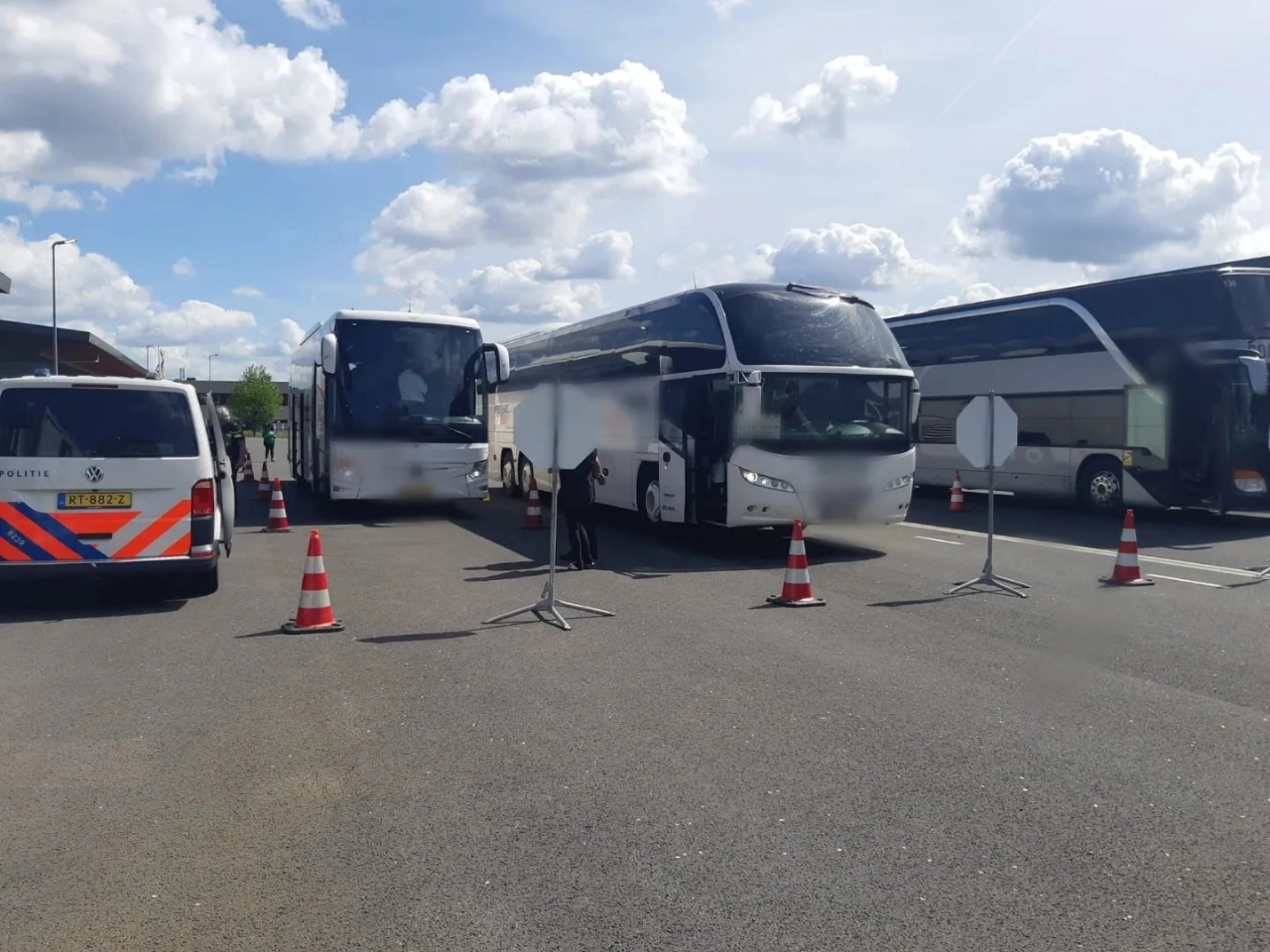 Chauffeur dronken achter het stuur met bus vol schoolkinderen