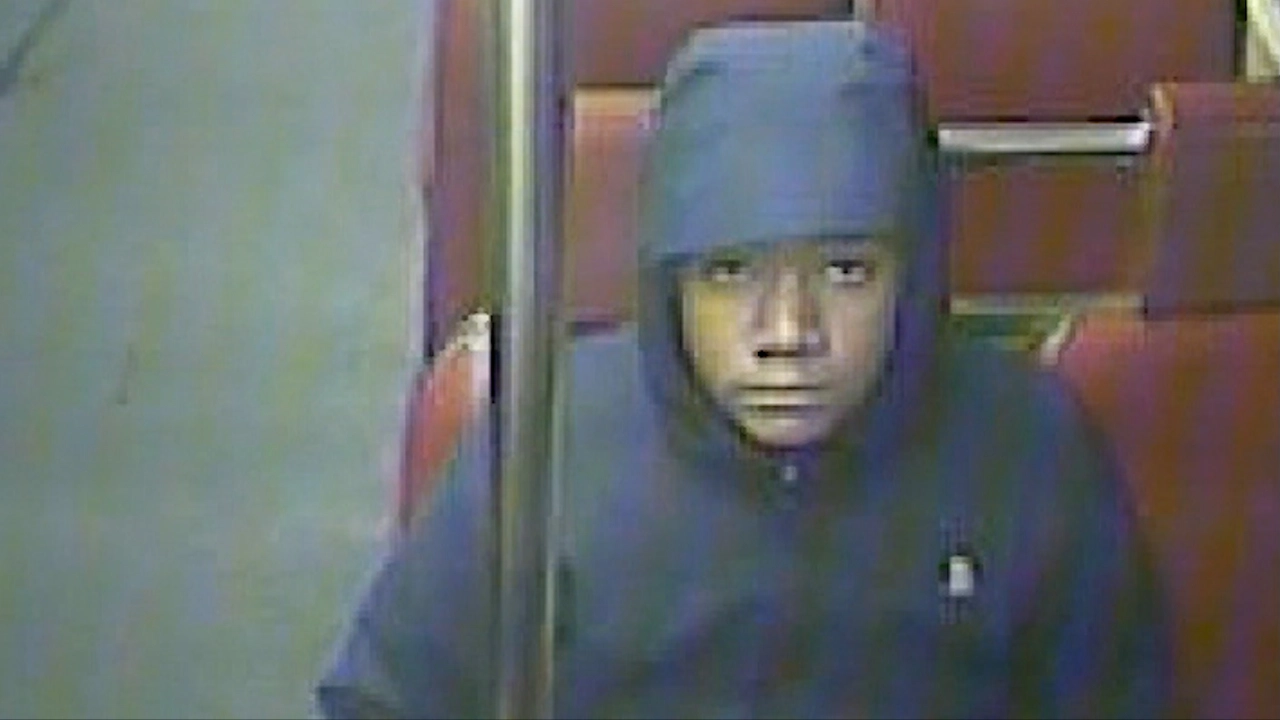 Straatrover slaat vrouw gebroken neus