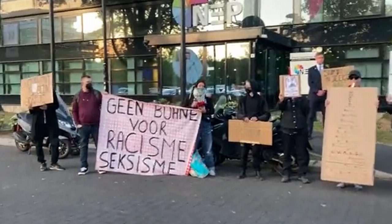"Stop die kaars in je eigen aars!" Protest voor studio Vandaag inside