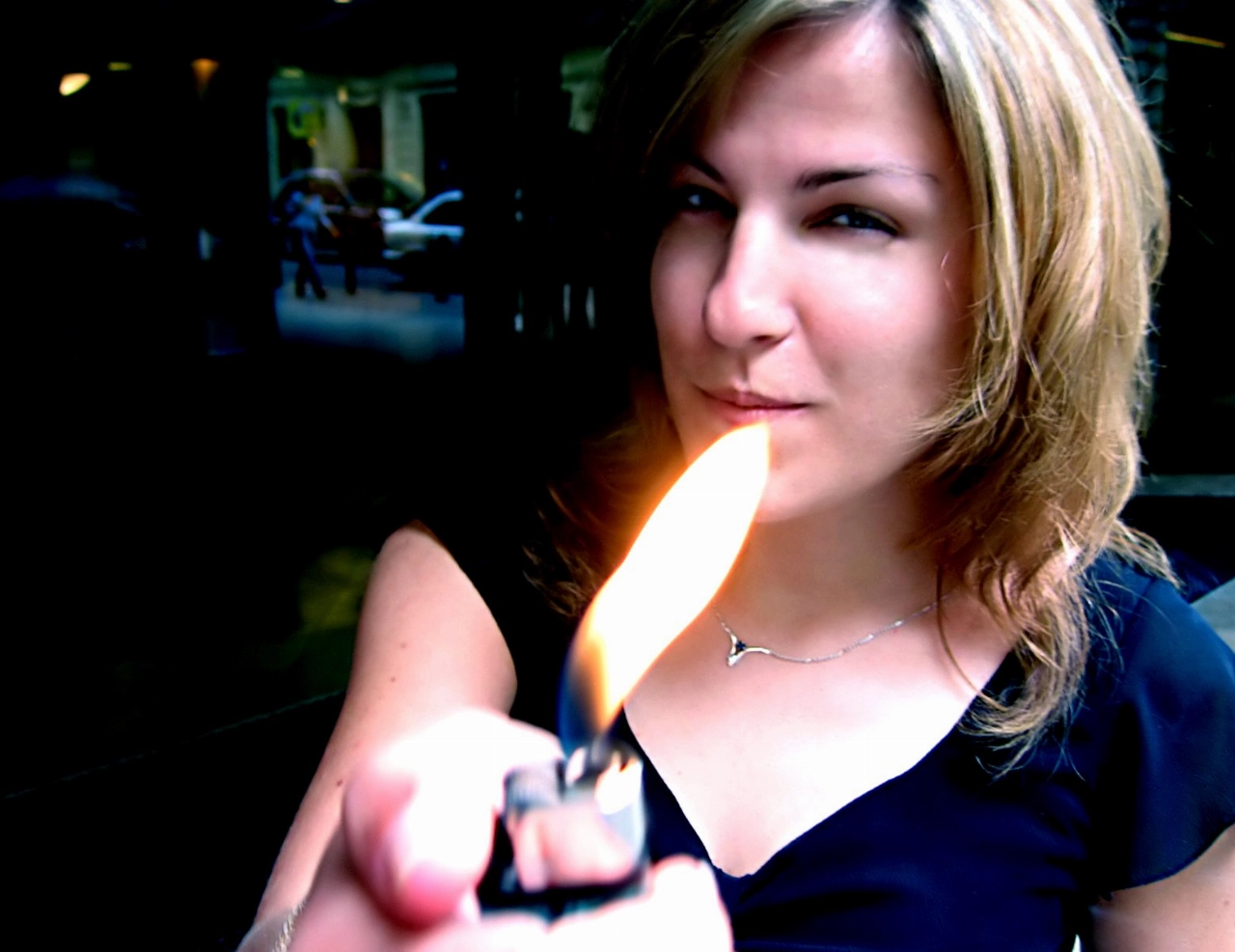 Haar van vrouw in bus in de fik gestoken