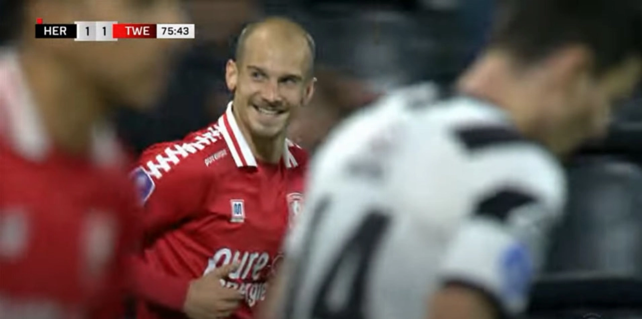 Cerny krijgt tik van toeschouwer tijdens Twentse derby