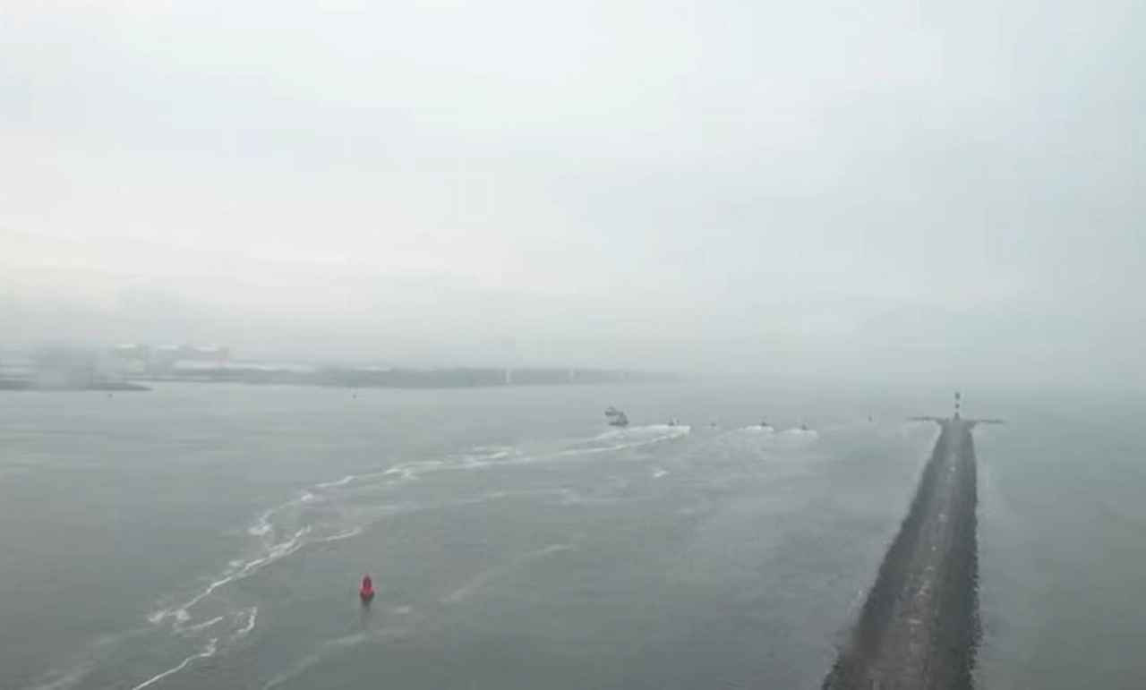 Mogelijk vliegtuig gecrasht, brokstukken in het water gevonden