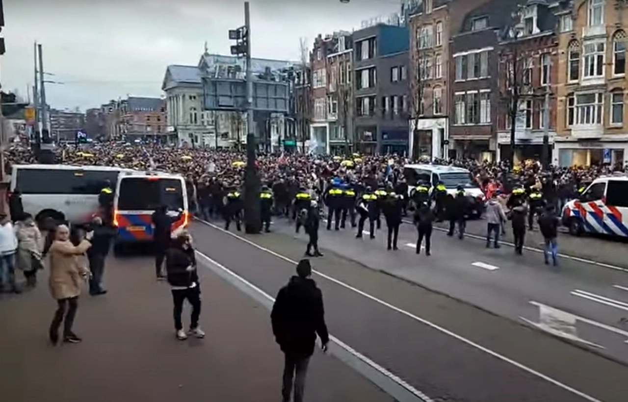 Eerste verdachten openlijke geweldpleging tijdens verboden demonstratie Museumplein voor de rechter