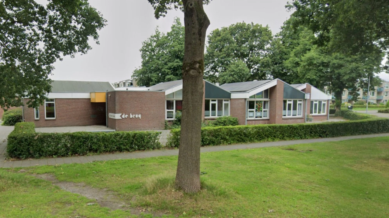 Brand in zonnepanelen zorgt voor ontruiming van basisschool