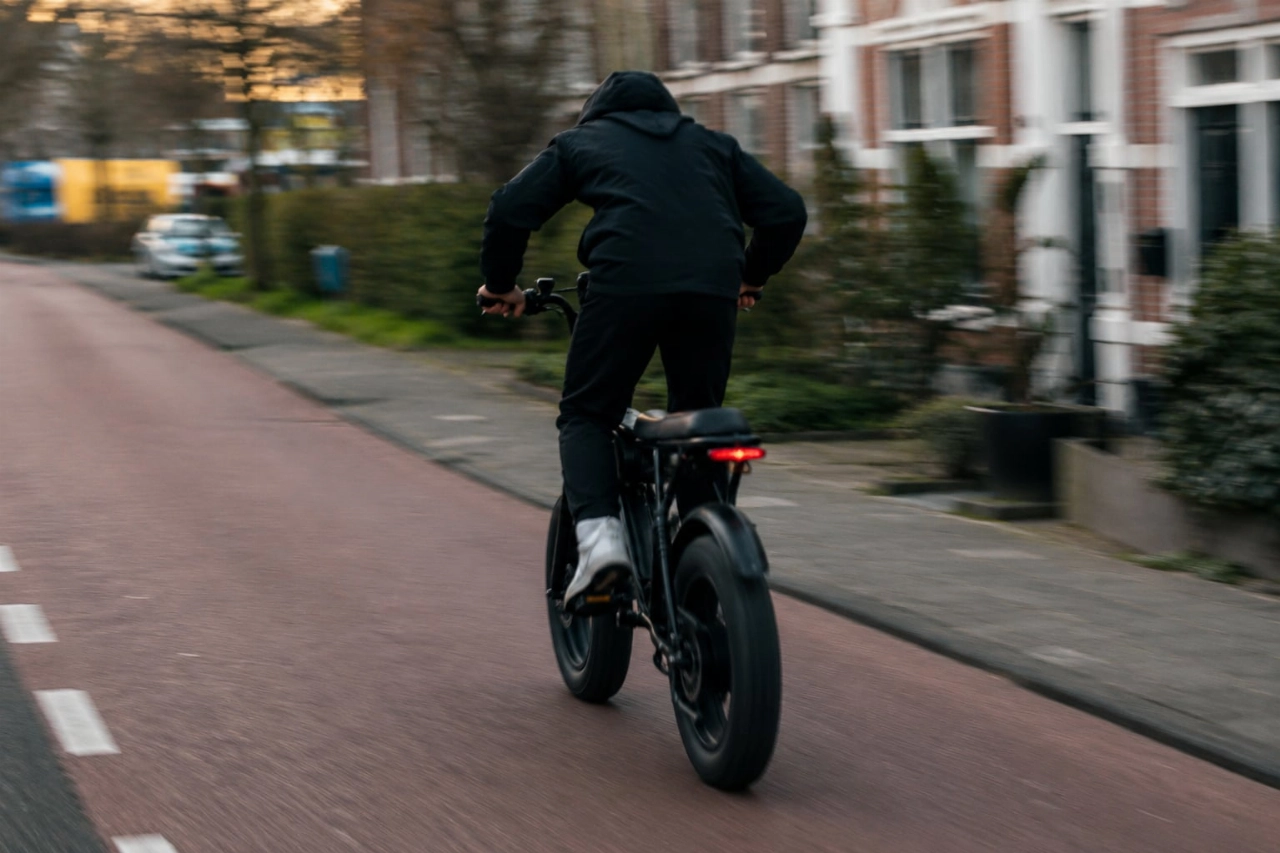 Vrouwen op de fiets betast door lichtgetinte fatbiker