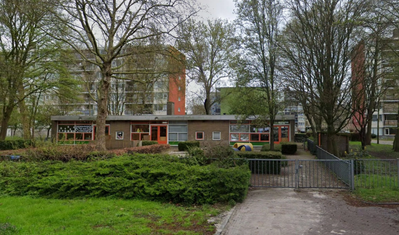 Slapende peuter over het hoofd gezien en alleen achtergelaten in kinderdagverblijf