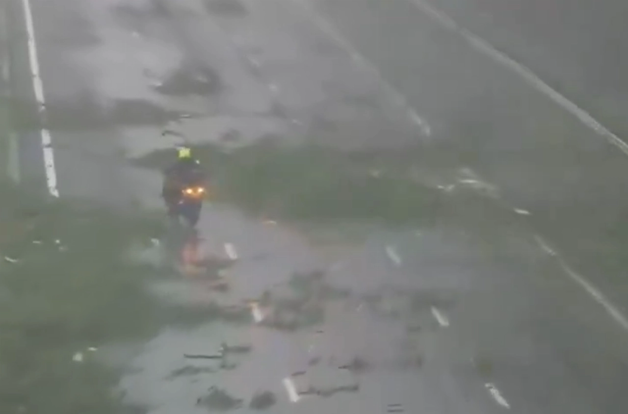 A15 bezaaid met takken na onweersbui