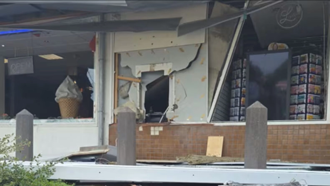 Grote ravage na plofkraak op pinautomaat: één verdachte opgepakt, tweede voortvluchtig