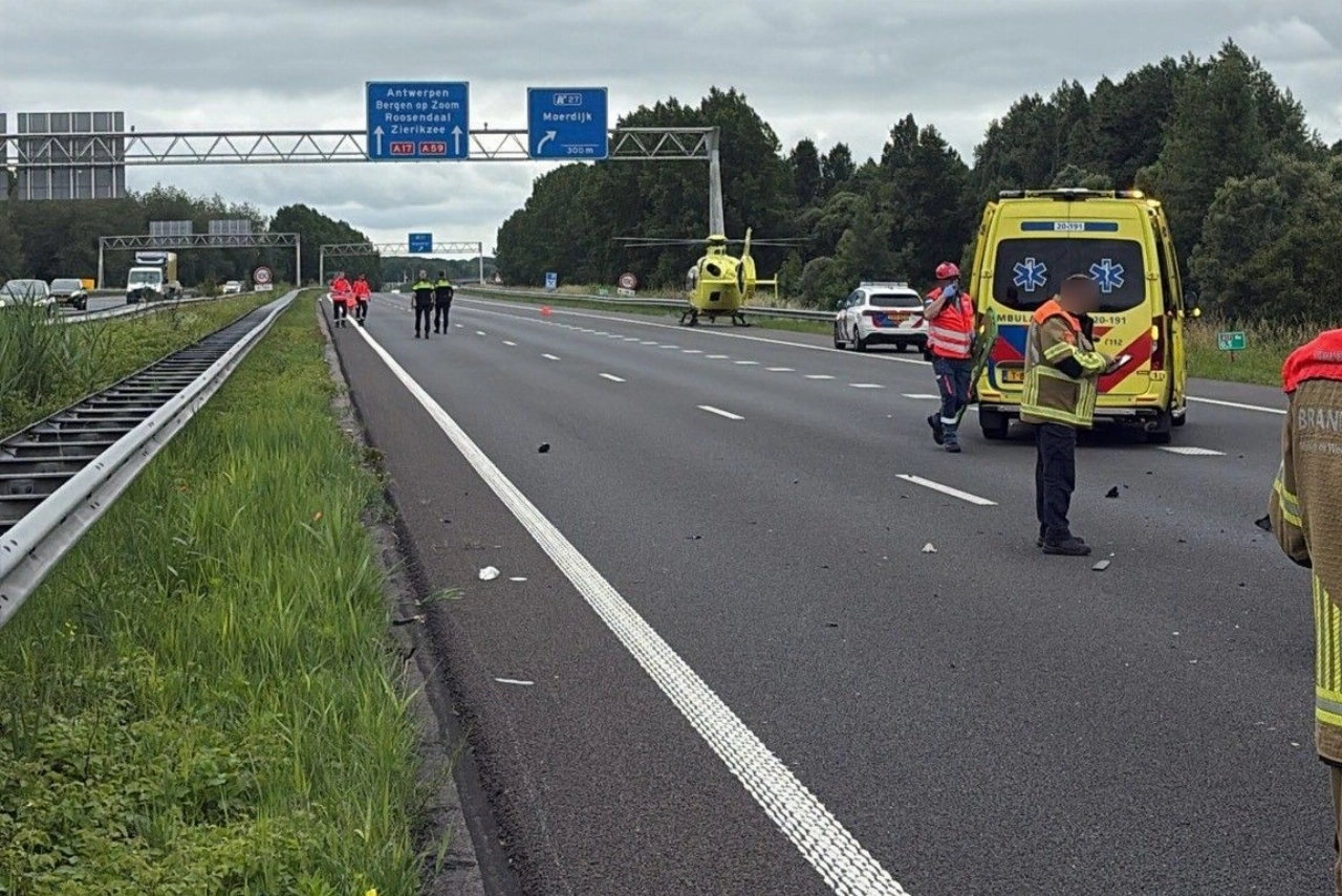Traumahelikopter landt op snelweg na ernstig ongeval