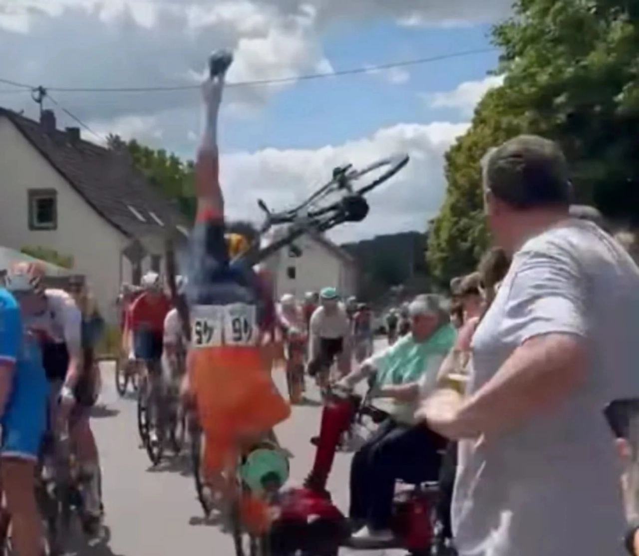 Wielertalent vliegt over kop na bizarre botsing met scootmobiel
