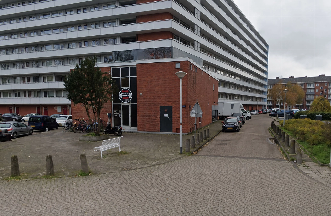 Zware explosie verwoest fitnessstudio onder flat: grootse zoektocht naar mogelijke slachtoffers