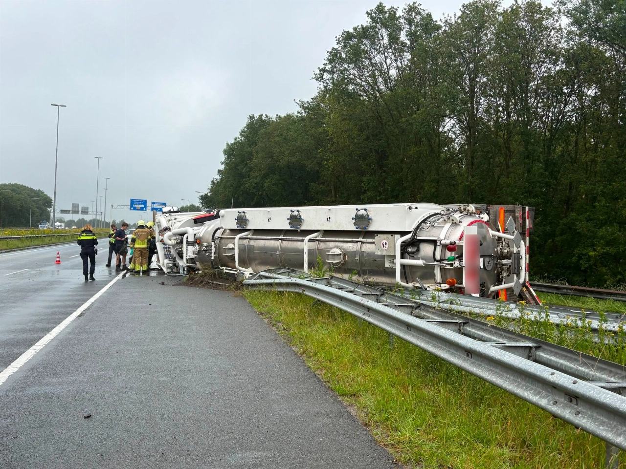 Vrachtwagen gekanteld, weg afgesloten