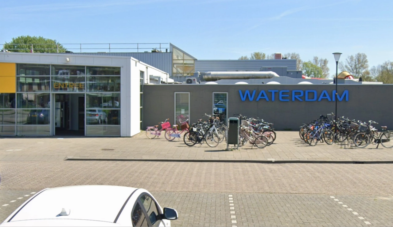 Drama in zwembad: negentienjarige man overleden