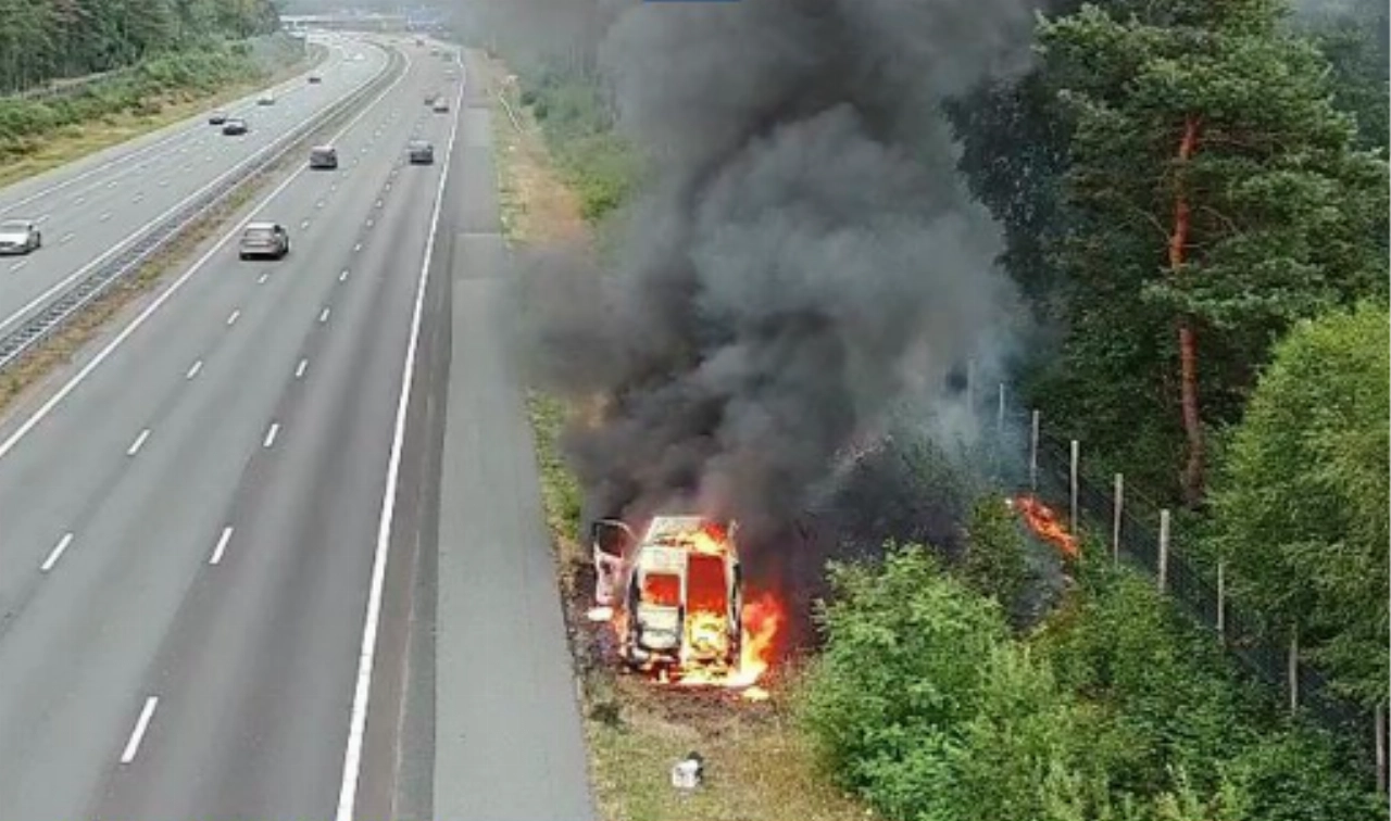 Uur vertraging op A12 door autobrand
