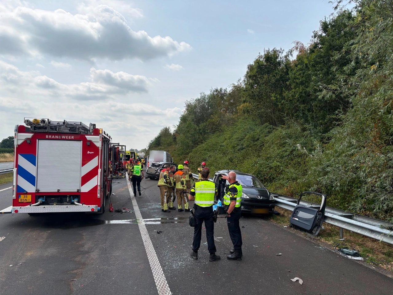 Vijf auto's betrokken bij aanrijding op A4, traumahelikopter landt op snelweg