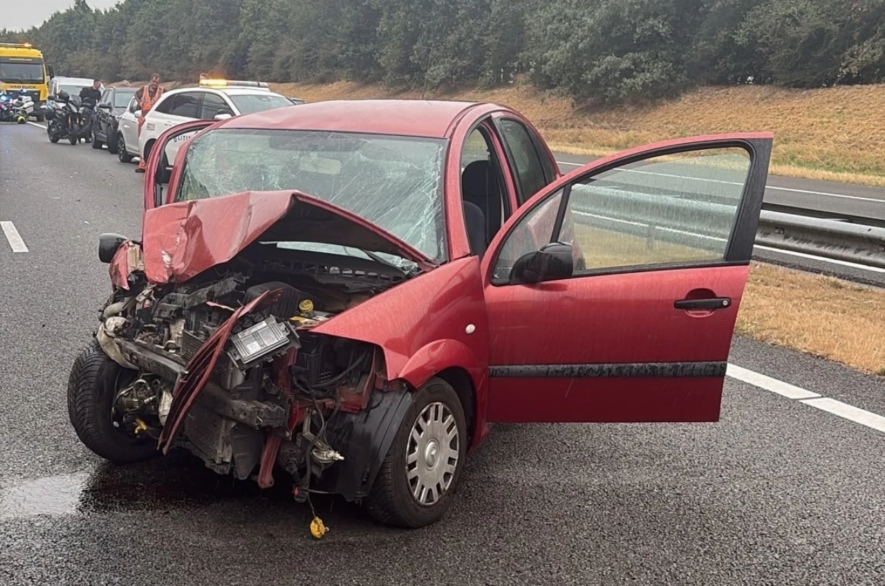 Snelweg afgesloten na aanrijding, traumahelikopter opgeroepen