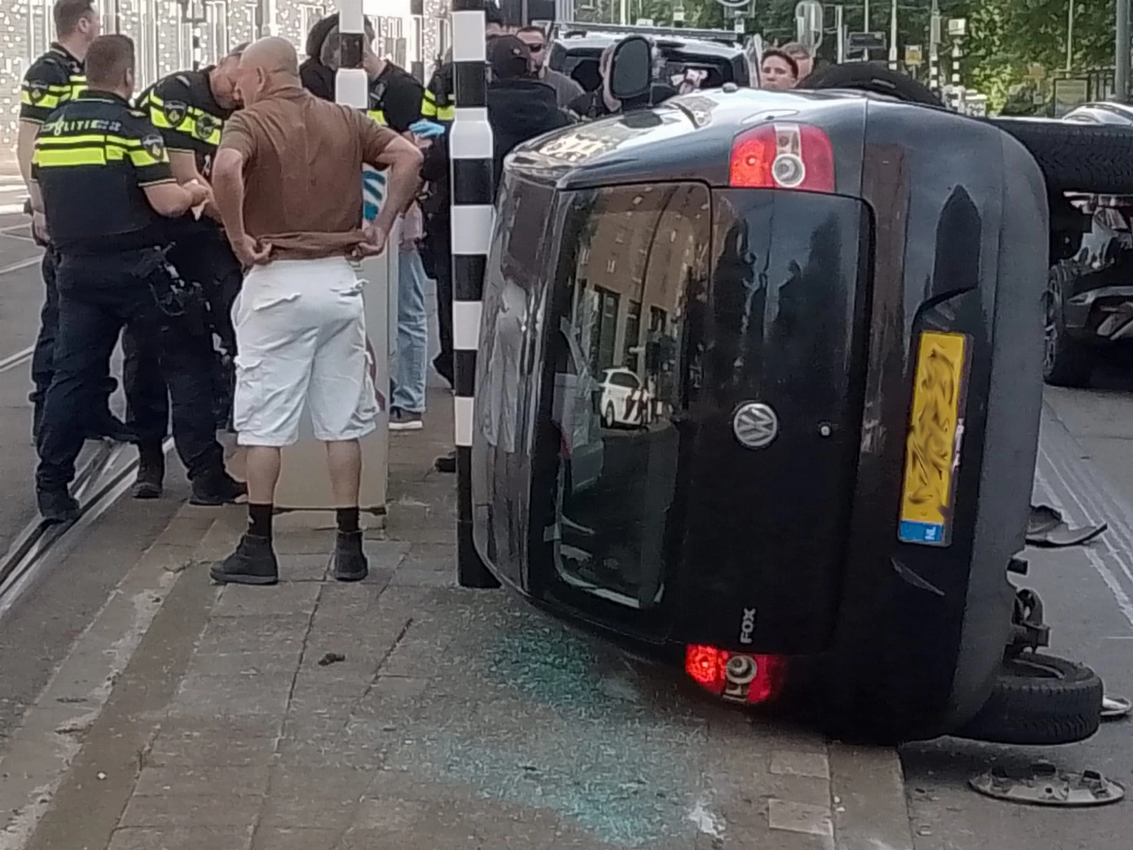 Auto slaat over de kop bij aanrijding, flinke schade