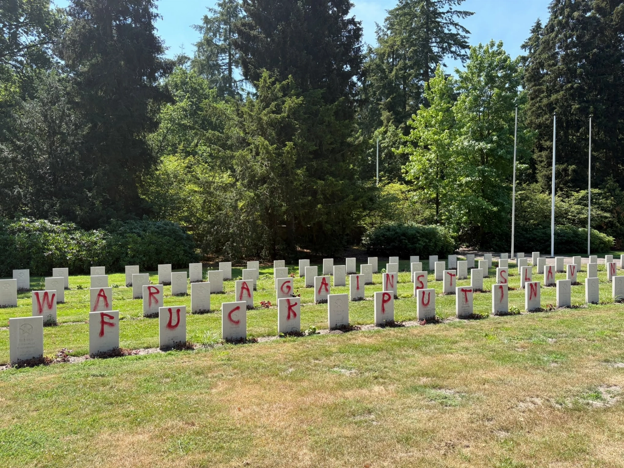 Graven op Sovjet ereveld beklad met leuzen