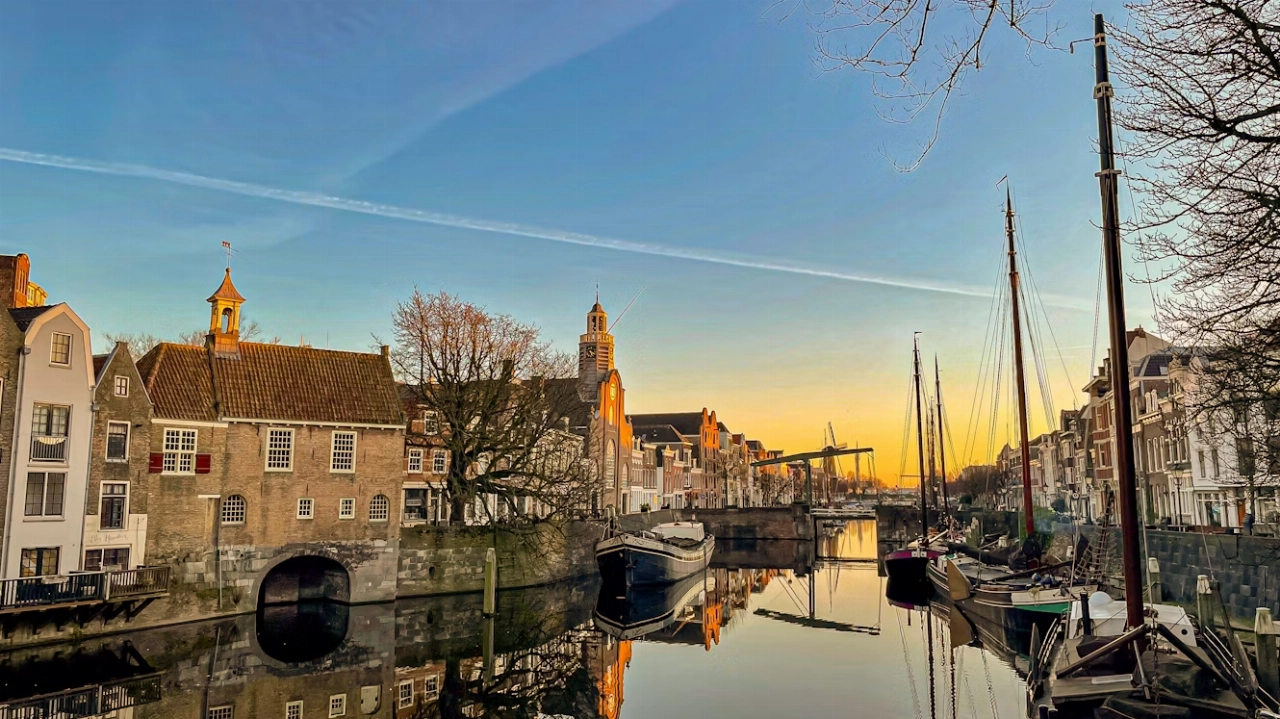 Agenten springen op boot en redden man uit het water