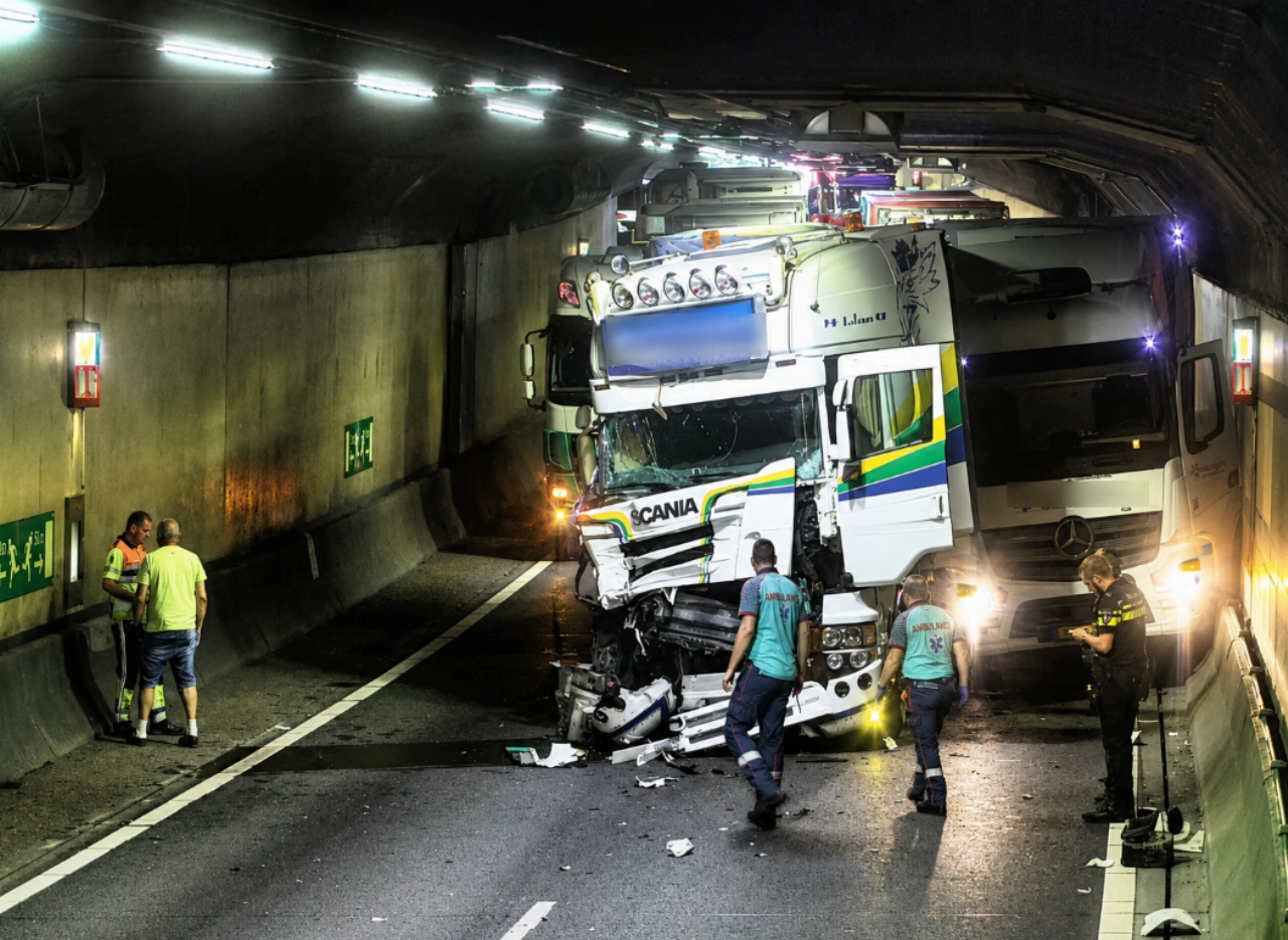 Snelweg dicht na zwaar ongeval met meerdere vrachtwagens