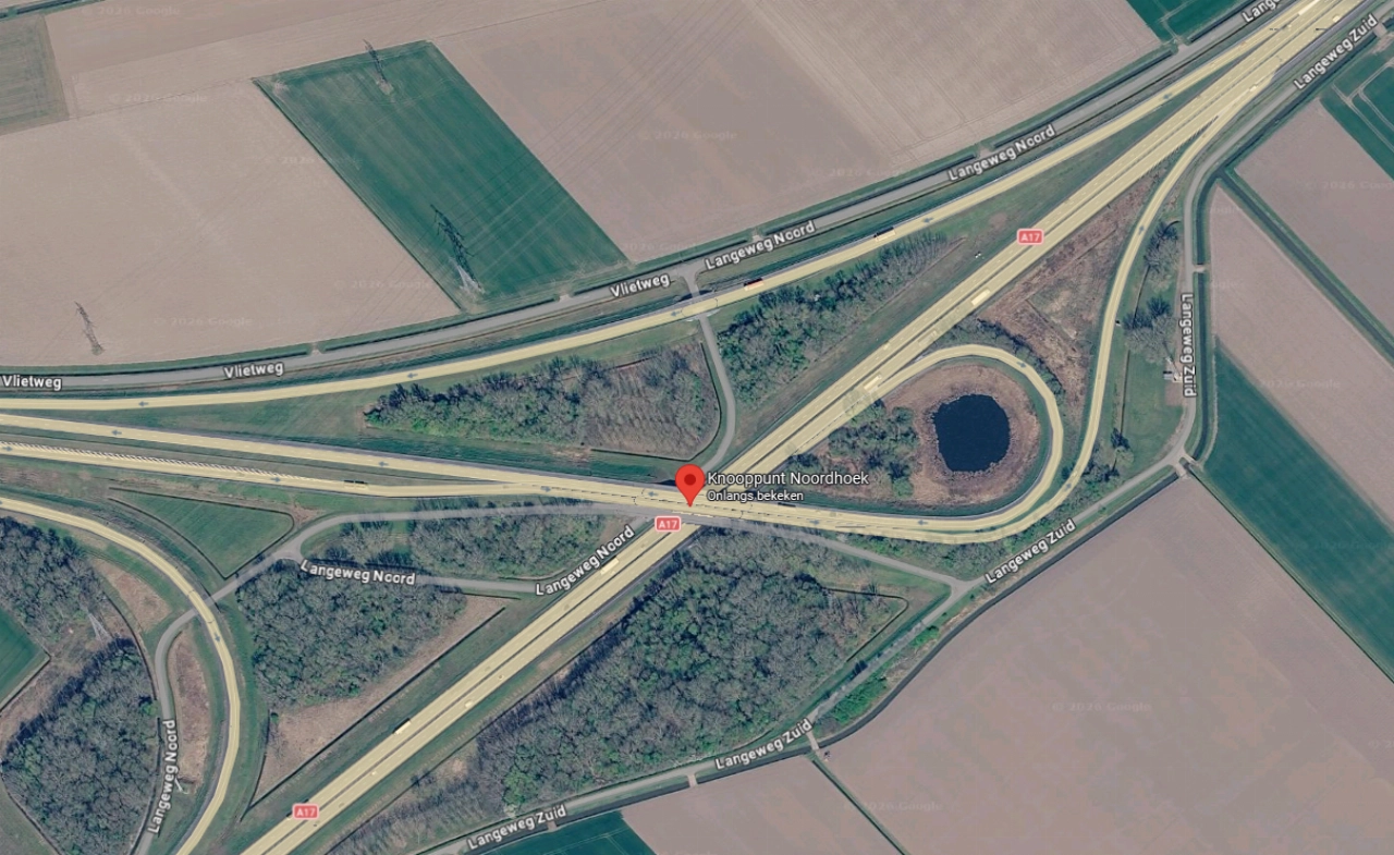 Dode en twee gewonden bij botsing met drie vrachtwagens op A17