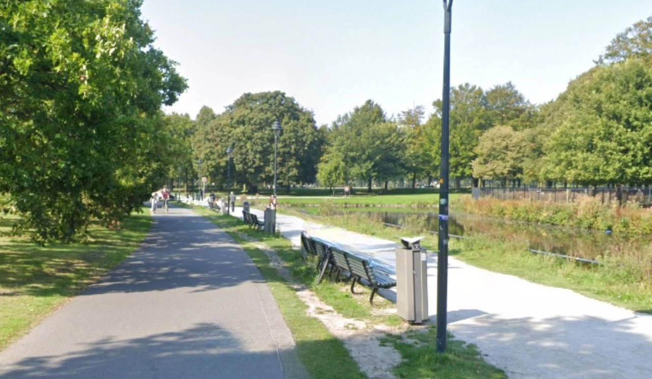 Overleden vrouw aangetroffen in park, drie mensen verhoord