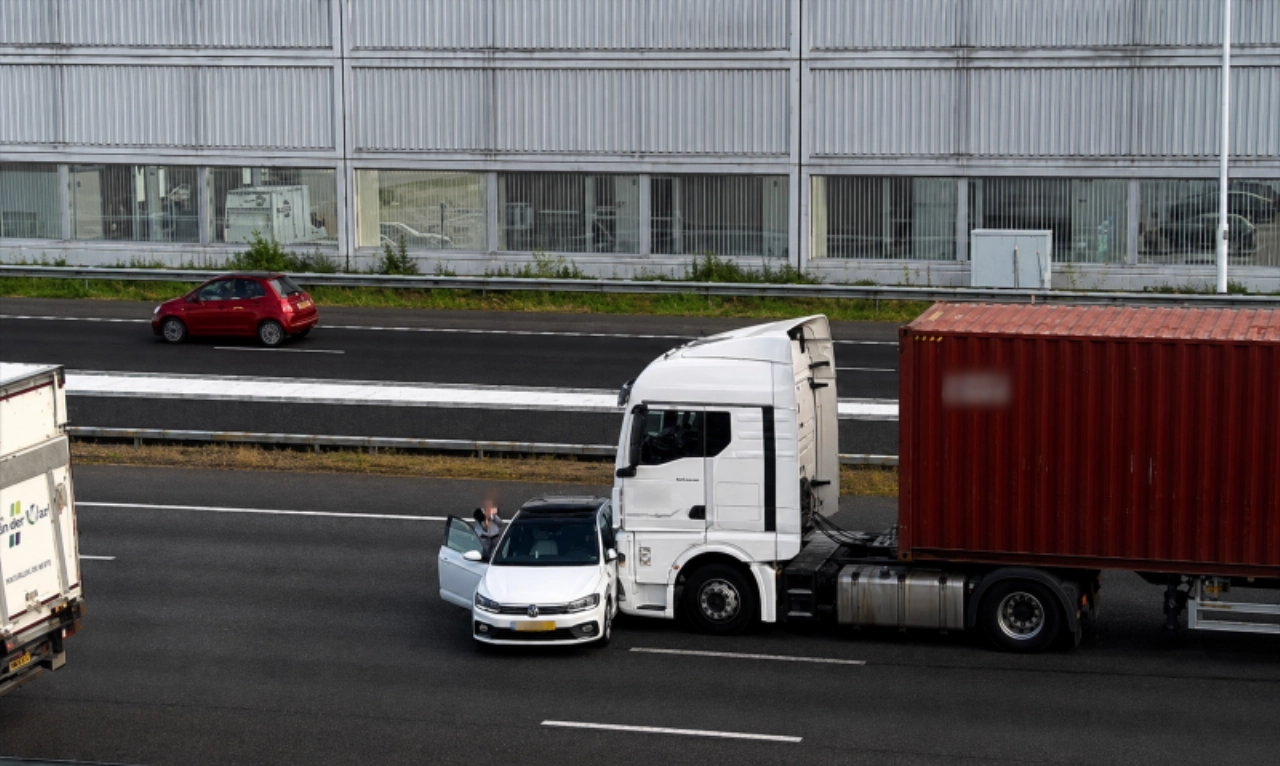 Auto dwars voor vrachtwagen na aanrijding