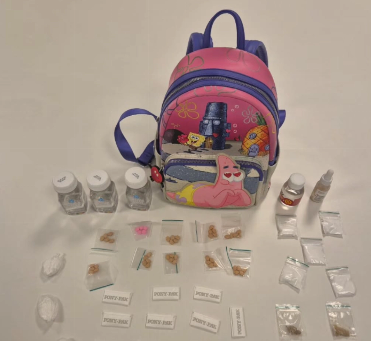 Politie vindt Spongebob-rugzak vol drugs en geladen vuurwapen