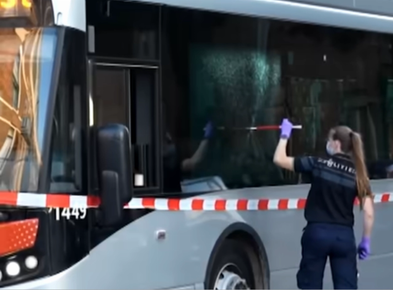 Kogel doorboort ruit van RET-bus bij schietpartij in Rotterdam-Zuid