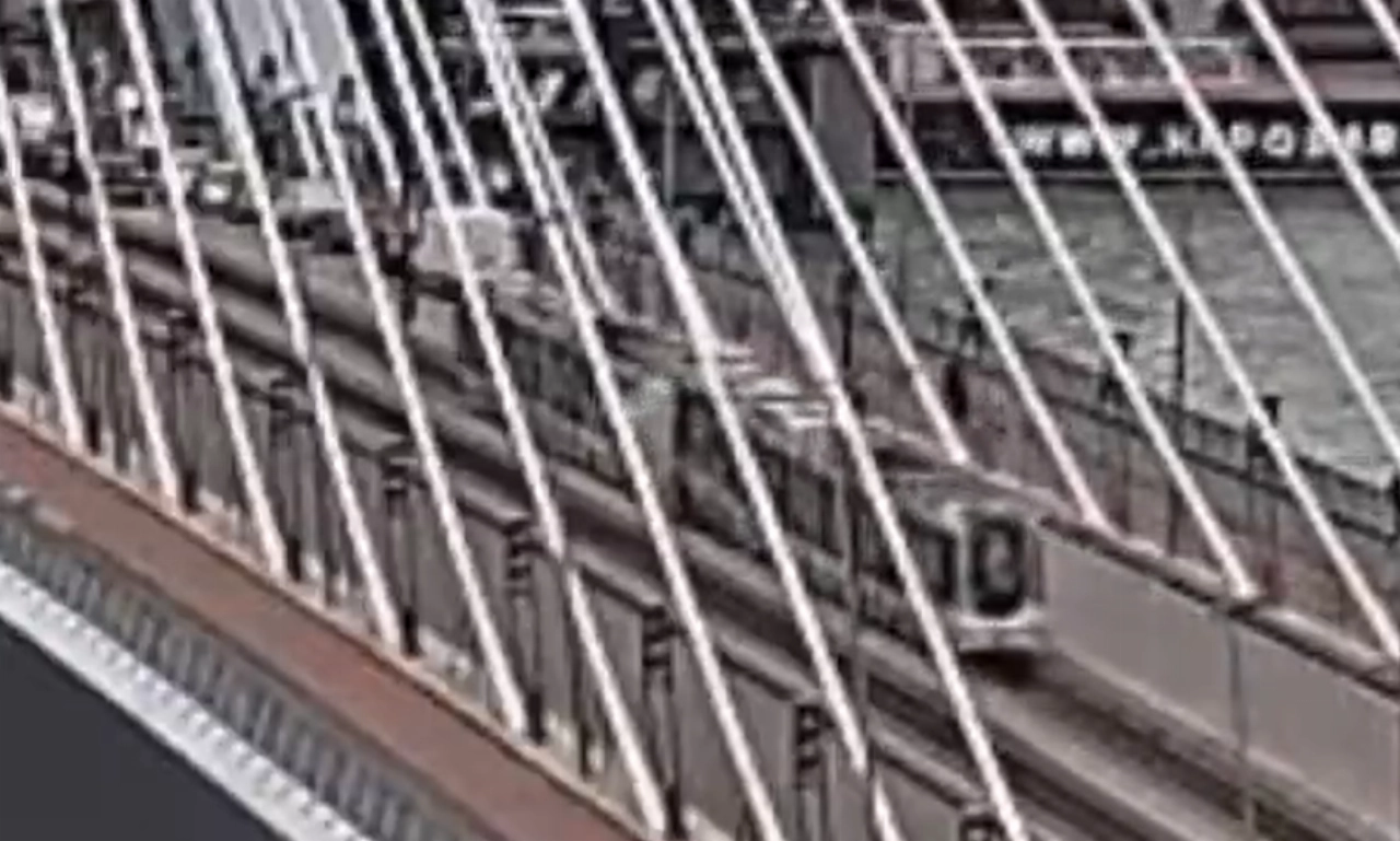 Achttien gewonden bij botsing trams in Rotterdam, webcam legt bizarre aanrijding vast
