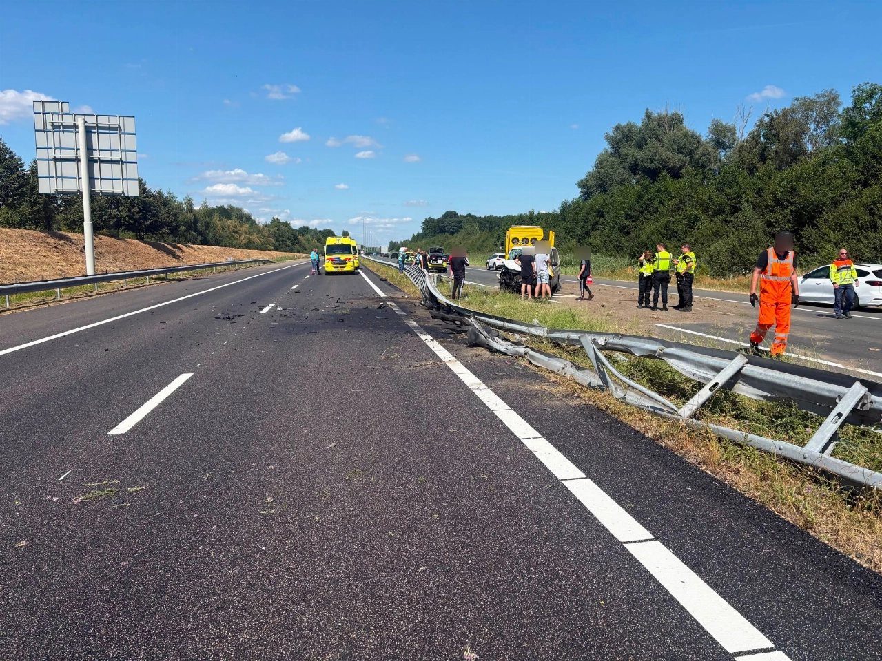 Bestelwagen dwars door vangrail: A73 deels dicht