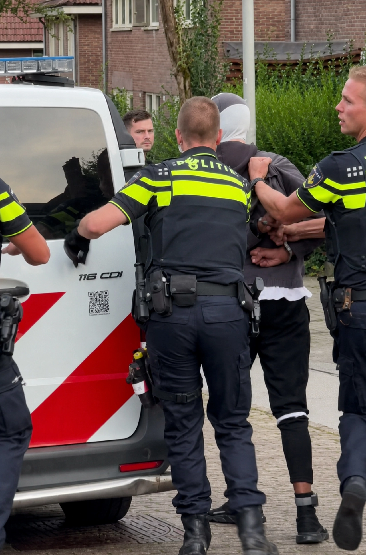 Acht aanhoudingen na dagenlange onrust rond belaagde woning