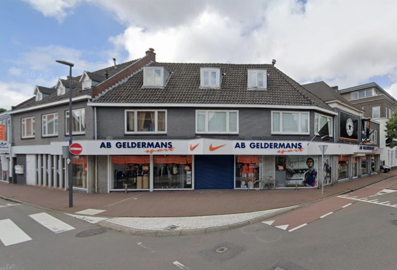 Glazenwasser grijpt vluchtende winkeldief (18), die roept 'racisme'!
