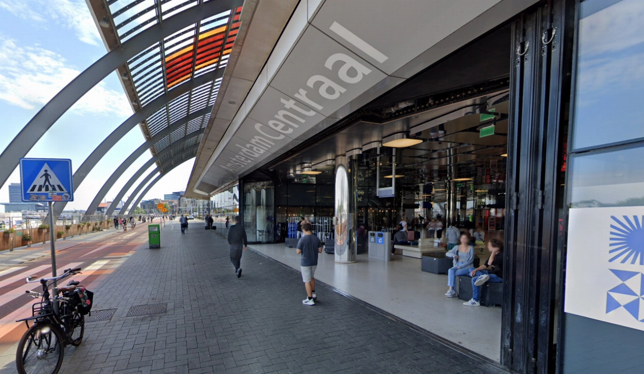 Vier gewonden bij steekpartij naast Amsterdam Centraal, verdachte aangehouden