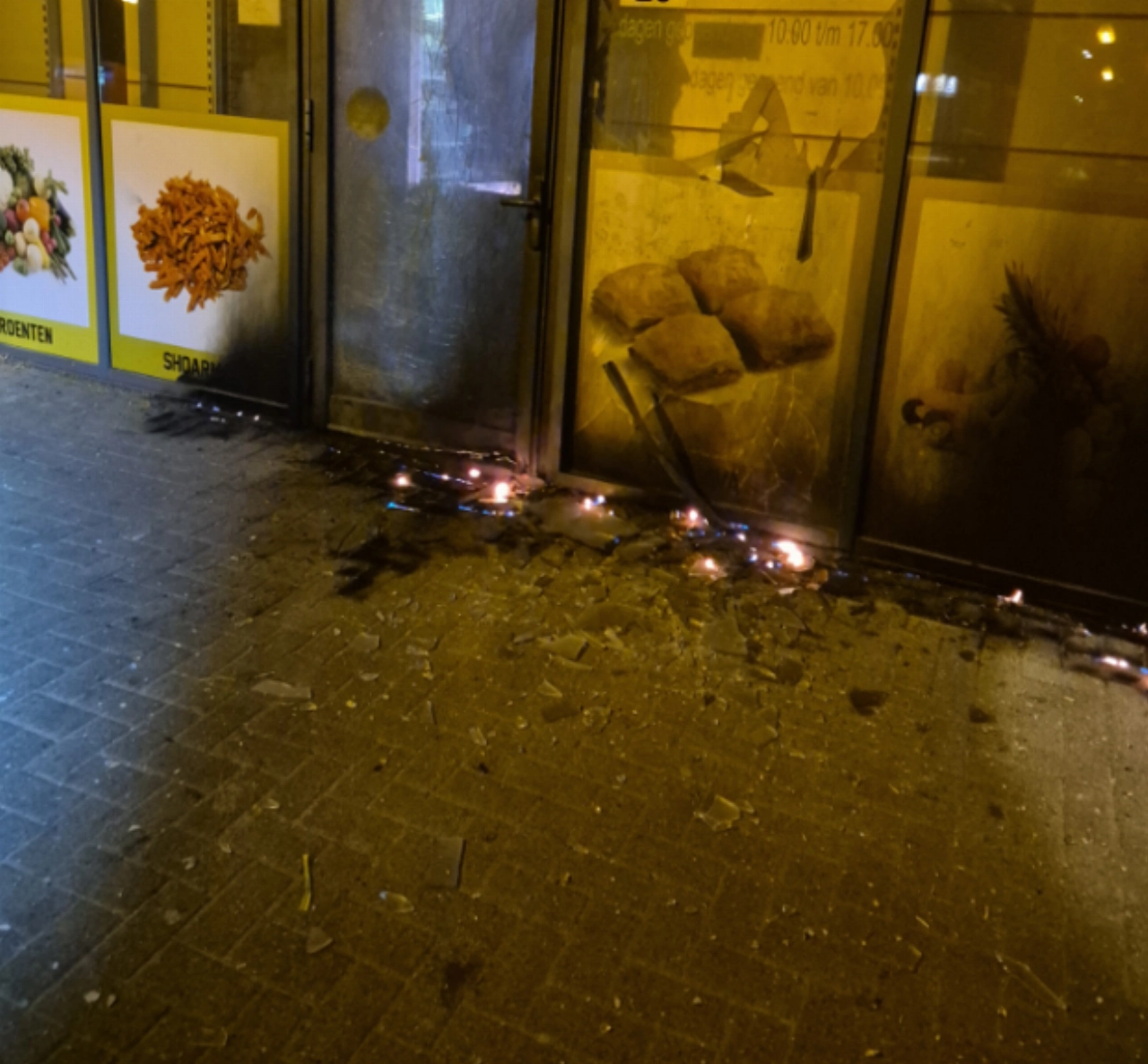 Explosie en brand beschadigen supermarkt, verdachte rent weg